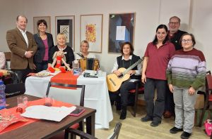Kuratoriumsvorsitzender Dr. Karl Benedikt Freiherr von Moreau (v.l.), Kuratoriumsmitglied Dr. Andrea Wettstein, Hausleitung Claudia Hartinger mit Maltine, der Soizweger Zwoagsang Kathi Gruber und Gabi Schweizer, Koordinatorin Sozialdienst Esther Teijeira-Miethe, Kuratoriumsmitglied Willy Knödlseder und Referentin Soziales Ehrenamt Rosmarie Friedsam. 