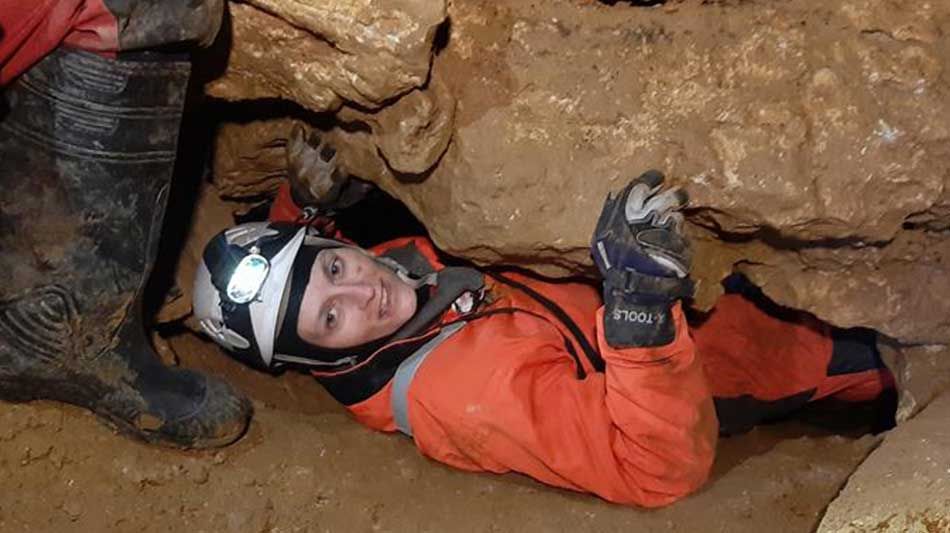 Eine Frau in Einsatzkleidung in einer Höhle