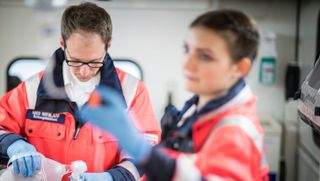 Notfallsanitäter und Notfallsanitäterin der Malteser leisten Erste Hilfe