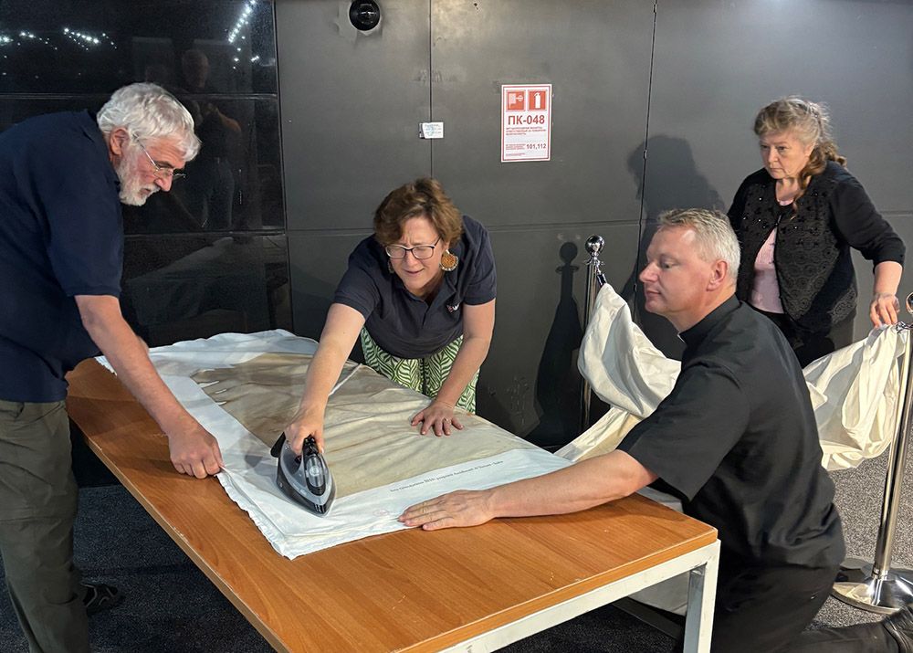 Tatsächlich wird nur eine Kopie des Grabtuchs gezeigt - sonst hätte Sophie Prinzessin zu Löwenstein sicher nicht vor der Ausstellung das Bügeleisen angesetzt.