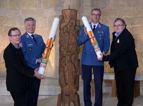 Bild: (v.l.n.r.): Domsakristan Markus Belz, Prof. Dr. Christopher Wolf, Diözesanleiter des Malteser Hilfsdienstes, Matthias Geist, stellvertretender Diözesanleiter und Domdekan und Domkustos Dr. Christoph Kohl bei der Übergabe der Osterkerze 2025 im Speyerer Dom © Domkapitel Speyer, Foto: Klaus Landry