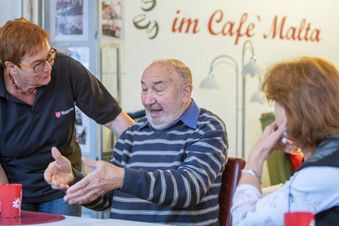 Begleitung im Café Malta in Ellwangen. Foto: Vierfuss