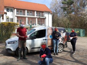 Mit Freude nahm Tierheim-Mitarbeiter Oliver Popp die gespendeten Masken entgegen.