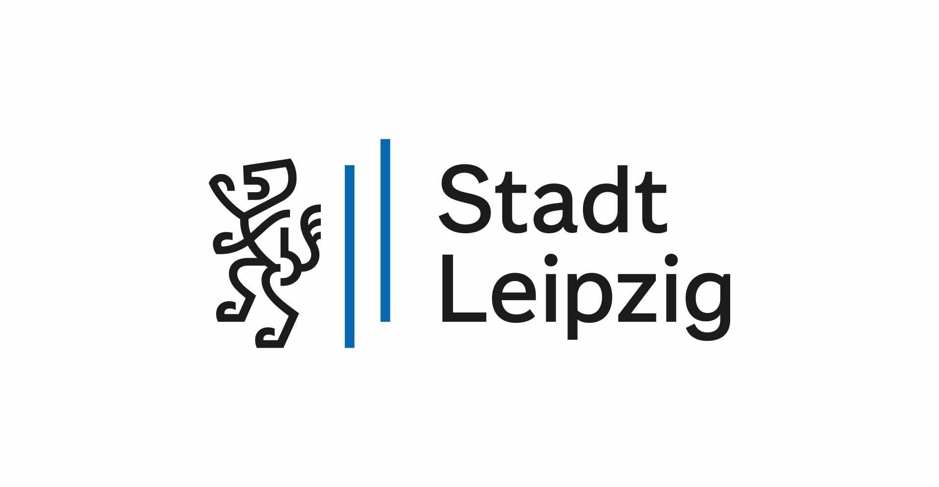 Logo der Stadt Leipzig auf hellem Hintergrund: Links ist ein stilisierter schwarzer Löwe dargestellt, daneben zwei vertikale blaue Linien. Rechts steht in schwarzer Schrift der Schriftzug „Stadt Leipzig“.