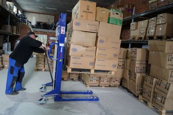 Hilfe für Belarus: Ein Mann verlädt die gerade eingetroffene Hilfslieferung, die unter anderem MAsken zur Corona-Bekämpfung beinhaltet. Foto: Caritas Belarus