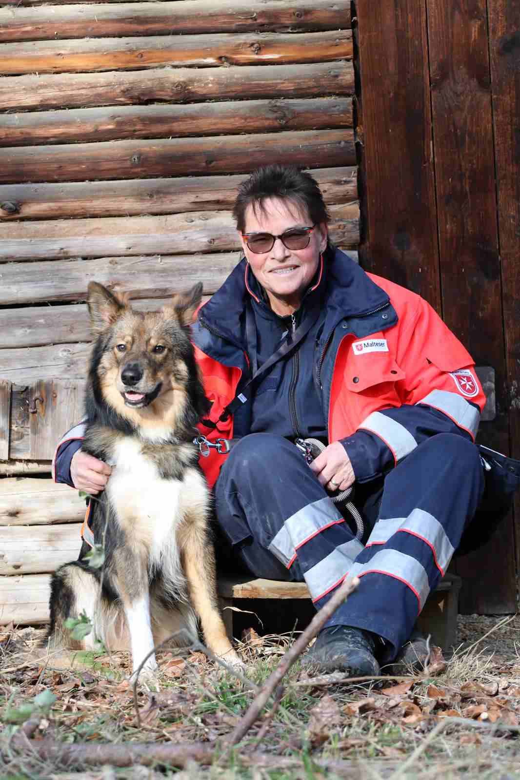 Unsere Helferin Sybille mit ihrem Hund Hank