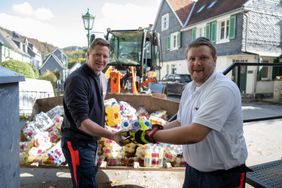 Unabhängig von den festen Anlaufstellen sind die Malteser auch weiterhin je nach Bedarf für die Menschen in den Hochwasserregionen da. In spontaner Zusammenarbeit mit Maltesern aus Köln und Wuppertal konnten im Oktober zum Beispiel 9.072 Flaschen Getränke gekauft u. von Leverkusen nach Wuppertal-Beyenburg transportiert werden, um die Menschen vor Ort im Rahmen der weiterhin andauernden Aufräumarbeiten zu unterstützen. Foto: Malteser/Sebastian Sehr