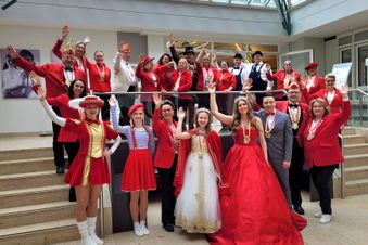 Viele Personen mit Faschingsverkleidung stehen auf einer Treppe.
