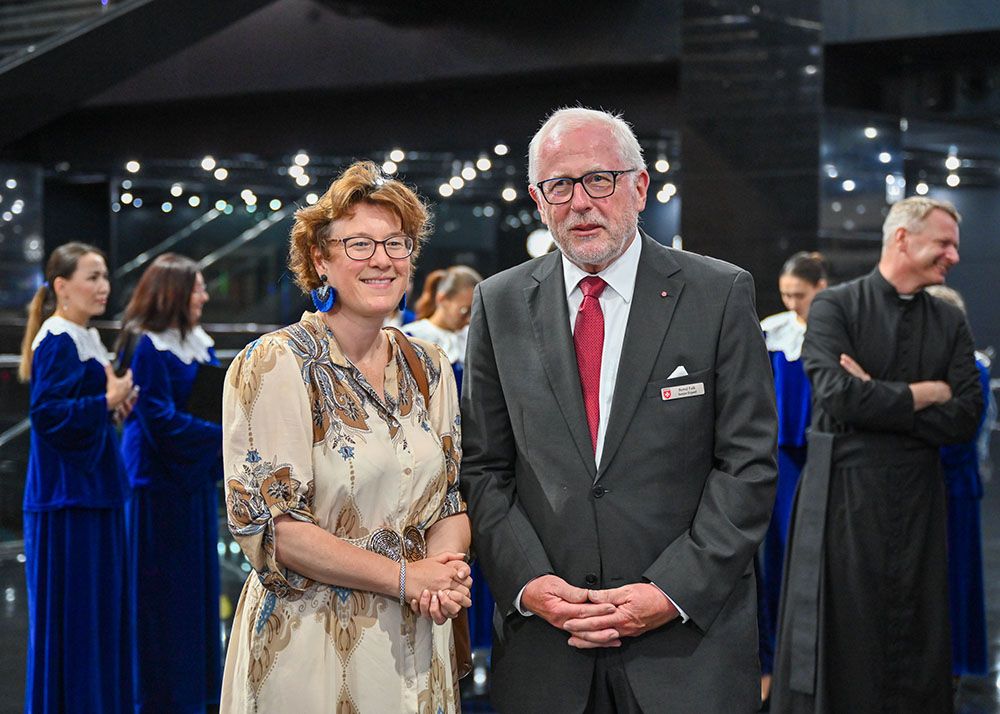 Die beiden Deutschen bei der Ausstellung: Dr. Sophie Prinzessin zu Löwenstein und Bernd Falk haben für die Malteser die Grabtuchausstellung in Kasachstan organisiert.