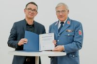 Diözesanleiter der Malteser und der Vorsitzende der Bezirkszahnärztekammer Stuttgart mit der Urkunde