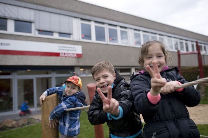 Kinder spielen vor Gebäude