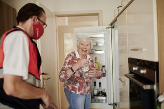 Älteren Menschen in Pandemie-Zeiten helfen: Der Einkaufsservice der Malteser. Foto: S. Floss/Malteser