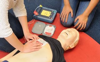 Reanimationsmodell mit Defibrillator