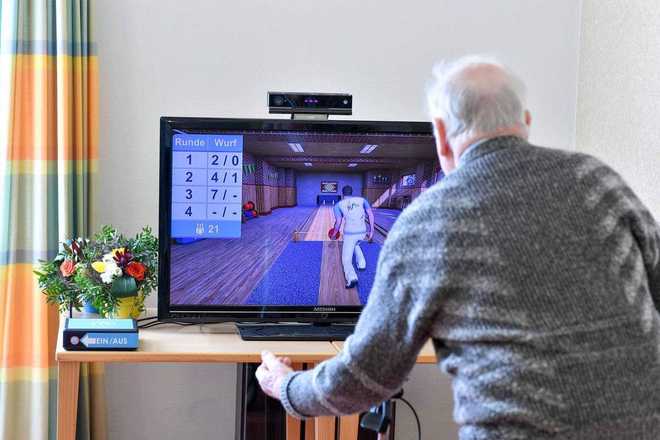 Bewohner spielt Bowlen auf der Wii