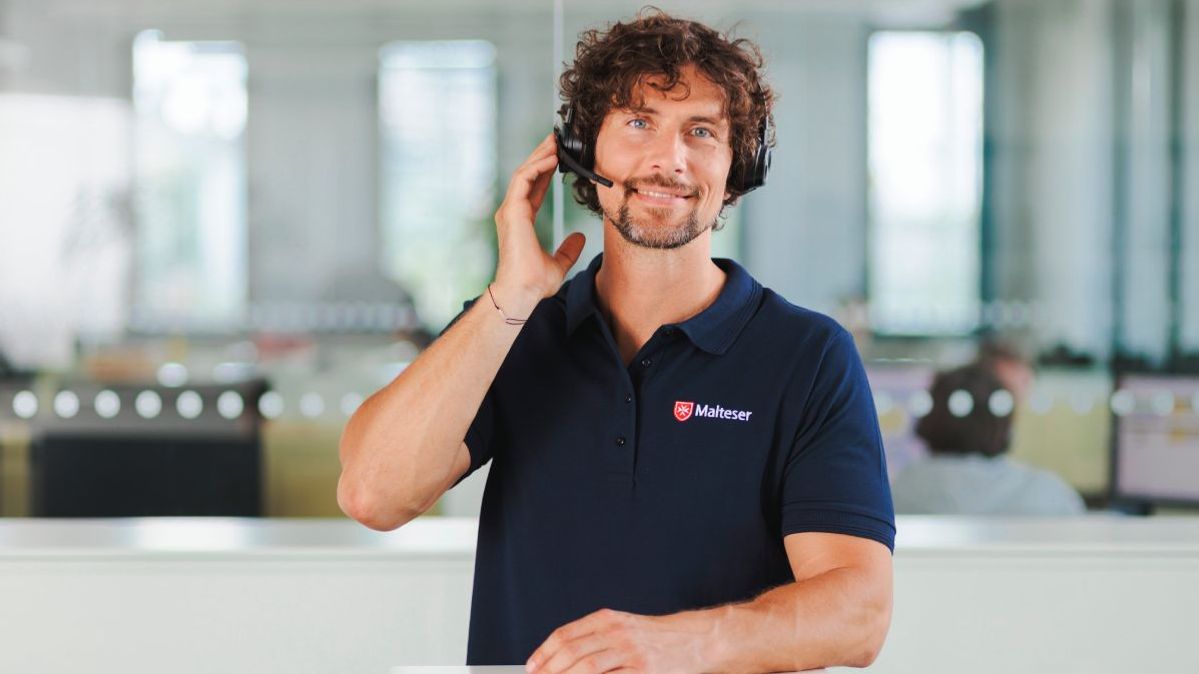 Mitarbeiter des Malteser Hausnotrufs mit einem Headset