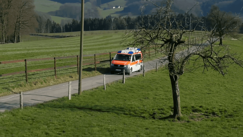 Krankenwagen fährt auf der Straße