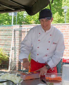 Stefan Veiser (Foto oben) und Tim Gladis (Foto unten) sind erfahrene Feldköche bei den Maltesern in Neuss und leiten gemeinsam den Feldkoch-Lehrgang im Oktober. Foto: Malteser