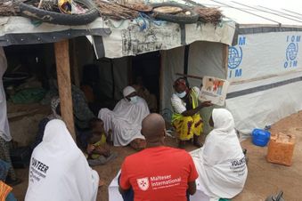 Mit Schautafeln werden die Bedingungen und Abwehrmechanismen bei Cholera beschrieben. Foto: Malteser International