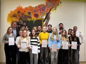 Die neuen Schulsanitäter:innen mit Schulleiter Thorsten Harnischmacher (links), Dunja Hentschel (Malteser Büren – 3.v.l.) und Alexander Hentschel (Malteser Büren – rechts im Bild)