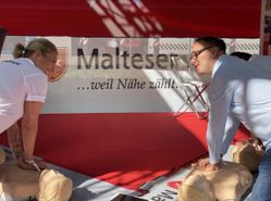 Foto: Boland/MHD Auch beim diesjährigen NRW-Tag in Münster wollen die Malteser, ebenso wie vor zwei Jahren in Köln, Besucherinnen und Besucher für das Thema Herzdruckmassage sensibilisieren. Jeder sollte bei einem plötzlich auftretenden Herz-Kreislaufstillstand dazu in der Lage sein, einer anderen Person schnell geeignete Hilfe zu leisten bis der Rettungsdienst eintrifft