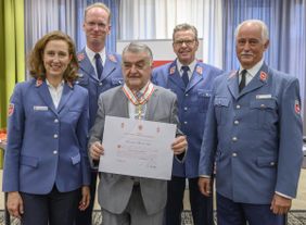 Gruppenfoto mit Minister Reul bei der Verleihung des Kommandeurskreuz. 