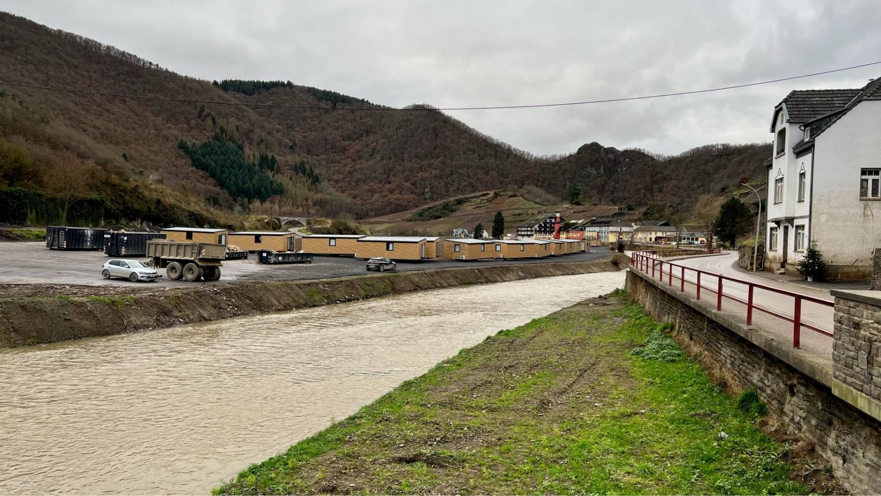 Tiny-Houses stehen am Flussufer