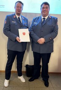 Andreas Töpfer und Matthias Lieske posieren in Malteser Dienstanzügen für das Foto