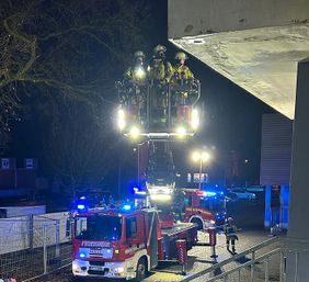 Einsatzkräfte der Feuerwehr auf Drehleiter