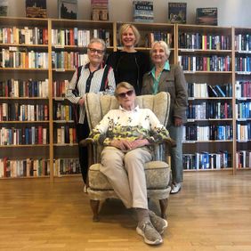 Vier Seniorinnen beim Sommerfest zum 15-jährigen Bestehen des betreuten Wohnens Sankt Paulus in der Bibliothek.