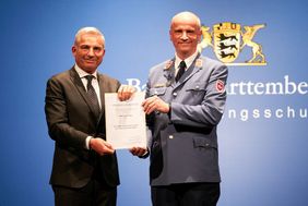 Der stellvertretende Ministerpräsident und Innenminister Thomas Strobl hat bei einer Feierstunde in Stuttgart das Bevölkerungsschutz-Ehrenzeichen an den Malteser Regional- und Diözesangeschäftsführer Klaus Weber verliehen. Foto: Steffen Schmid