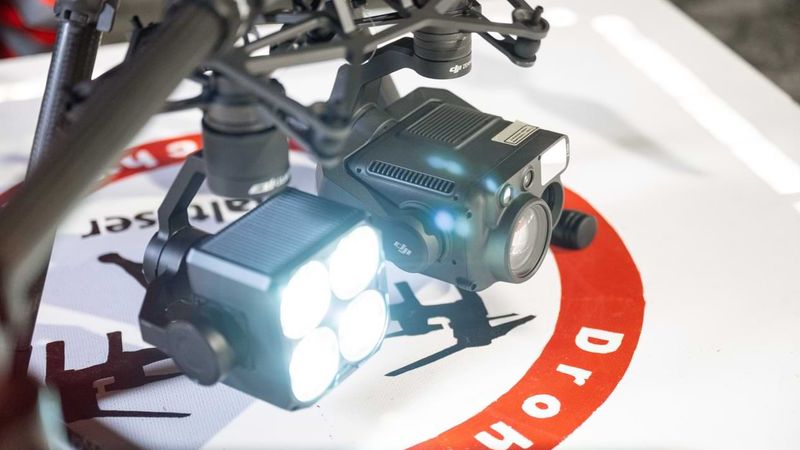 Eine Kamera und ein Scheinwerfer an einer Drohne.