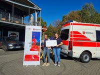 Bei der Spendenübergabe (von links): Harley Davidson Fulda-Geschäftsführerin Regina Kremer sowie Eva-Maria Reith vom Herzenswunschkrankenwagen-Team. Foto: Malteser Fulda