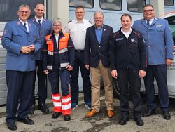 Der Kreisbeauftragte Michael Donth, der stellvertretende Leiter Einsatzdienste Patrick Ullmann, die stellvertretende Leiterin der Rettungshundestaffel Reutlingen-Esslingen Sabine Failenschmid, der Reutlinger Stadtbeauftragte Alexander Thomys, Oberbürgermeister Thomas Keck, der stellvertretende Leiter Rettungsdienst Christoph Kerber und Bezirksgeschäftsführer Marc Lippe vor der Rettungswache in der Mittnachtstraße.