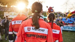 Ein Trupp Sanitäter auf einer Veranstaltung