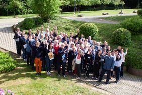 Foto © Malteser/Silvia Bergmann: Mit viel Elan engagieren sich ehrenamtlich Helfende des Malteser Hilfsdienstes für Menschen in Not und gestalten die Zukunft der Organisation aktiv mit, wie hier auf der Diözesandelegiertenversammlung.