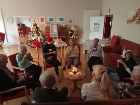 Menschen sitzen in geselliger Runde zusammen