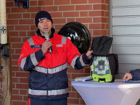 Daniel Flohr, Stadtbeauftragter der Malteser in Erftstadt, erklärt die Funktionsweise des Defibrillators.