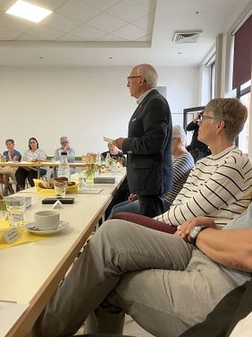 Jürgen Schmitt trägt vor zu Herz und Hand. (Foto: Malteser Trier)