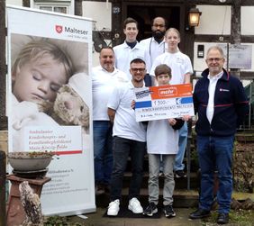 Helfende des Hospizzentrums mit dem Spendenscheck