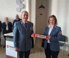 Thomas Peffermann übergibt den symbolischen Staffelstab an Christin Benkner. Foto: Antonia Sauer