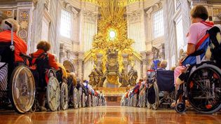Malteser Wallfahrt in einer Kirche in Rom.