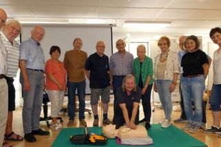 Die Teilnehmer vom Erste-Hilfe-Blitzkurs für Senioren und die Ausbilderin