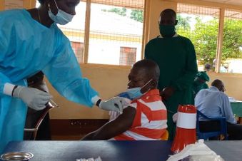 Die Malteser helfen dabei, dass mehr Menschen in der DR Kongo geimpft werden. Foto: Malteser INternational