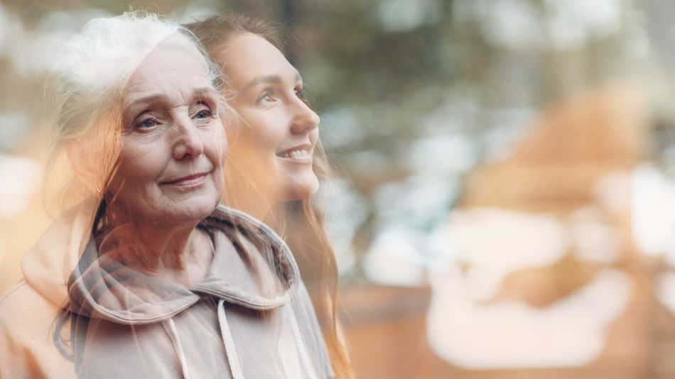 Eine ältere Frau und eine lächelnde junge Frau als Überblendung darüber.