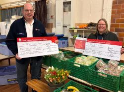 Oliver Thinius und Katrin Kleck halten ihre Spendenschecks