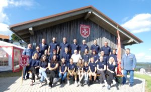 Die Maltesergruppe unter der Leitung Michael Ilg (2. Reihe 2.v.l.) und seinem Stellvertreter Hannes Schrottenbaum (2. Reihe 2.v.r.) ist seit einem halben Jahrhundert eine feste Größe und nicht mehr wegzudenken in Philippsreut. Mit auf dem Bild Kreisbeauftragter Eduard Schmid (l.), Gründervater Fritz Draxinger (r.) sowie Gründungs-Gruppenführer und Schirmherr Franz Friedsam (Mitte weißes Hemd).