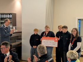 Die Jugendlichen der Malteser Bockhorst/Rhauderfehn posieren mit dem symbolischen Scheck über die Gewinnsumme von 1957 Euro des Malteserpreises der Diözese Osnabrück
