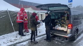 Mit Spenden aus Deutschland finanziert werden Lebensmittelpäckchen gepackt und von den Helfern verteilt. Foto: Caritas Grodno