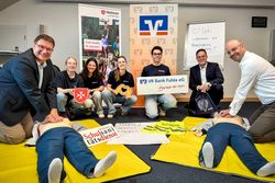 Die Herzensretter-Ausbildung der Malteser will junge Menschen dazu ermutigen, im Notfall zu helfen. Die VR Bank Fulda unterstützt das Projekt.