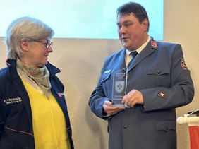 Christina Frangenberg, Leiterin Kulturbegleitdienst, wird von Matthias Lieske, Stadtbeauftragter der Malteser Aurich, als "Helferin des Jahres 2025" geehrt